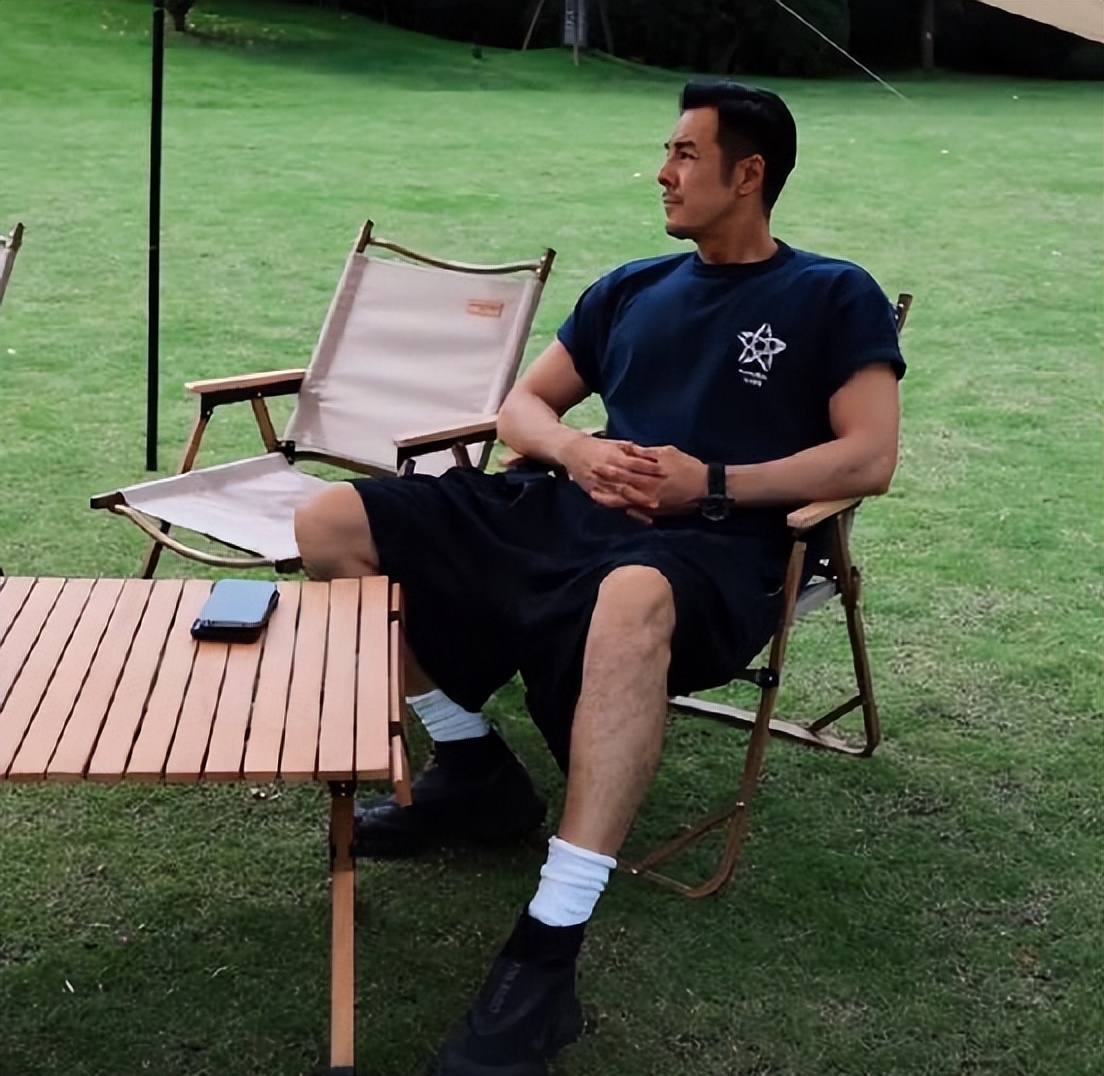 51岁海一天晒全家福，手臂粗壮全肌肉，娇妻衣着清凉身材出挑