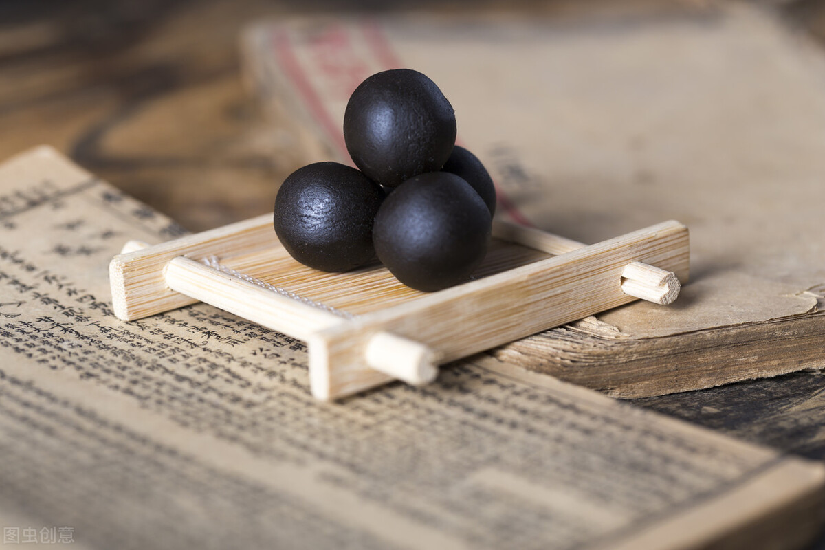 益气养血;白术,木香理气和胃,使补而不滞,佐以茯苓,酸枣仁,远志养阴血