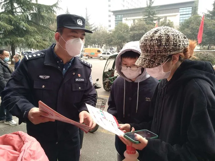 西安公安长安分局开展“三送一访”亲民暖民活动