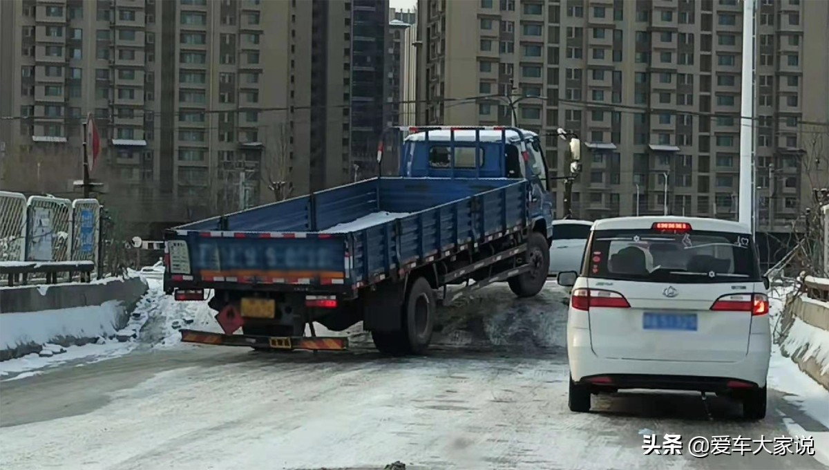 路面积雪，怕打滑陷车：这几个经验了解一下