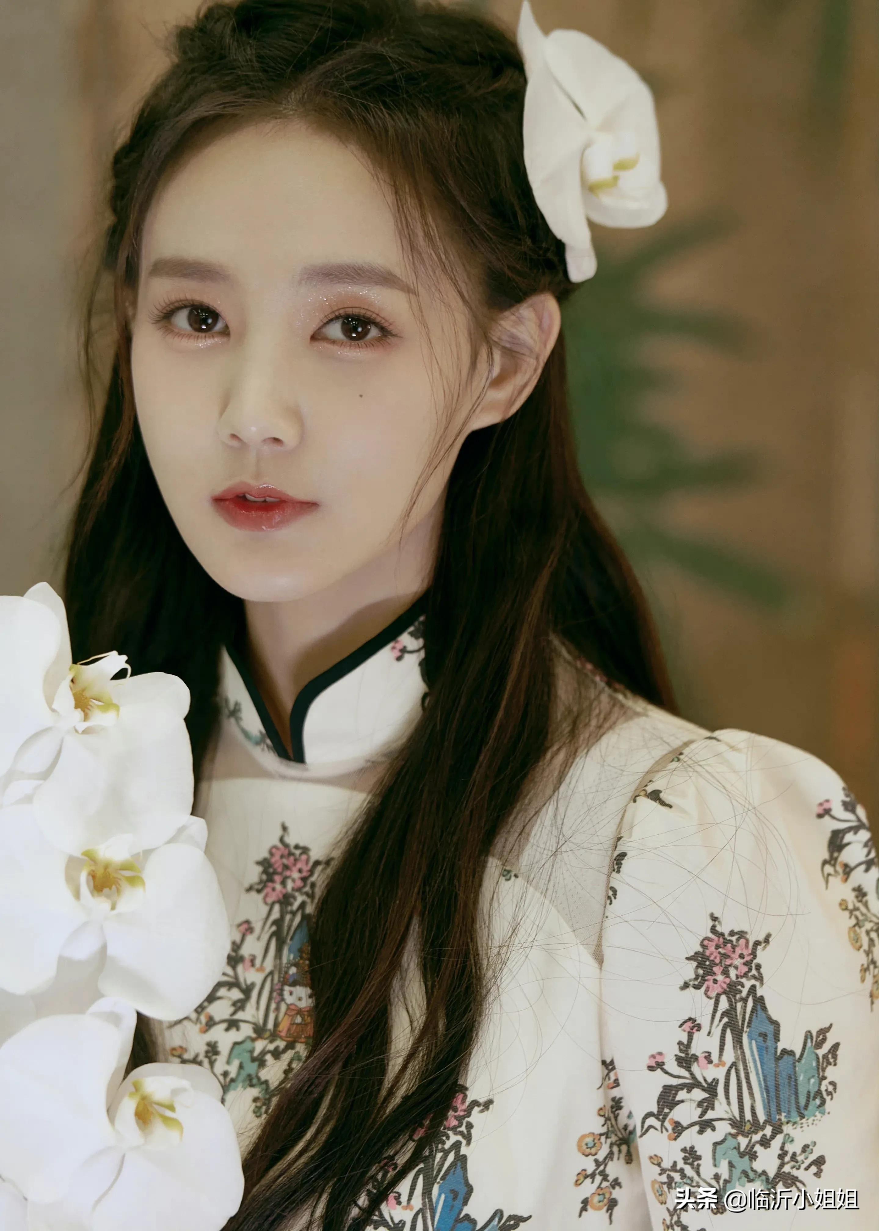 李一桐，出水芙蓉般的美貌少女，柔情似水的气息，美爆啦