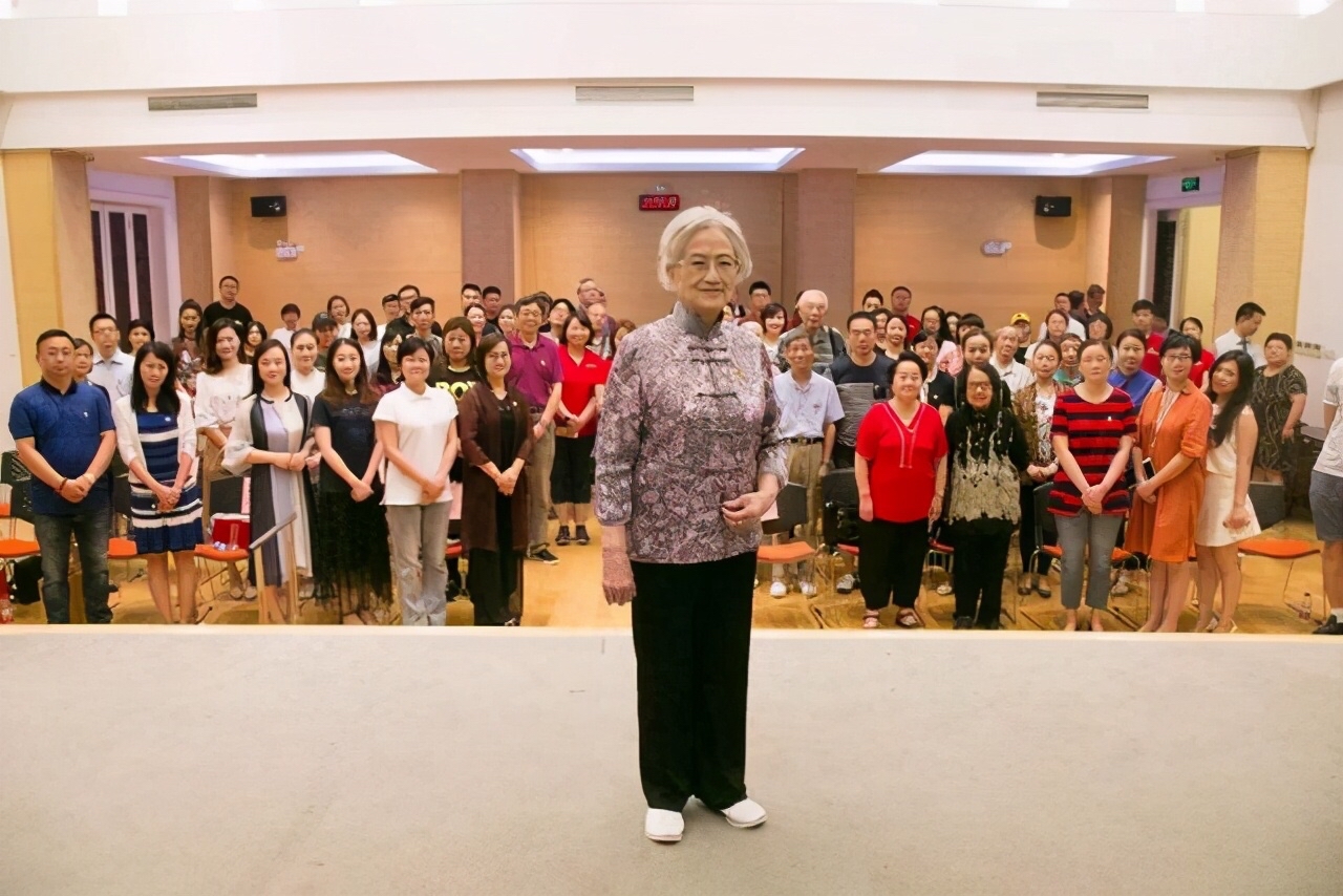 94岁“林妹妹”优雅老去，一头银发配一身唐装，气质依然优雅高贵