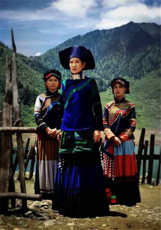 一学生家境困难登报后惊动中央，人民大会堂设宴3桌，宴请他全家