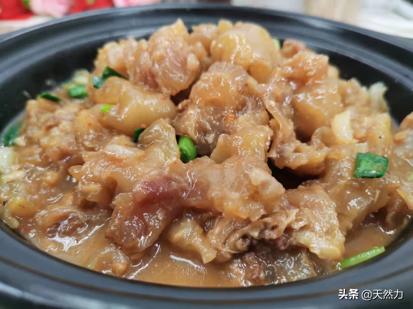 红焖牛蹄筋是一道非常滋补的私家菜,牛蹄筋一般是指牛的脚掌部位的