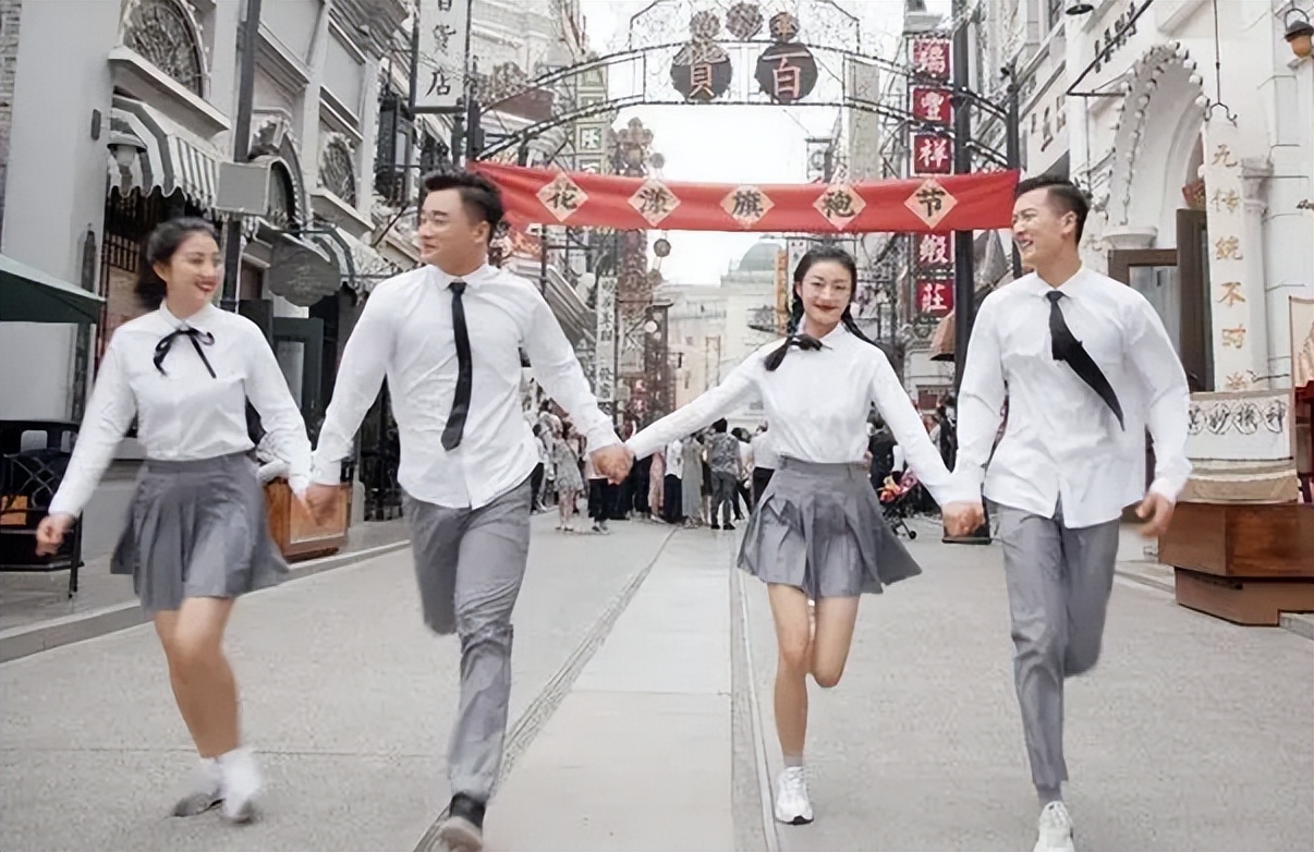 大学生“JK制服”毕业照，男生表示很养眼，网友却认为没有学生样