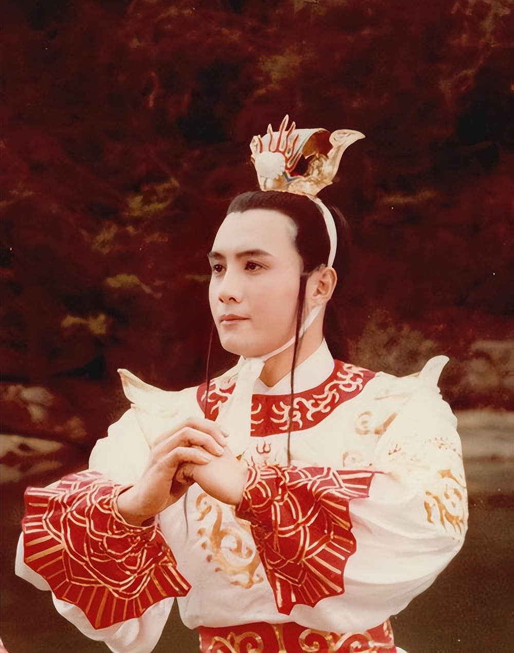 出国洗碗、扫厕所，被父亲告上法庭，王伯昭到底经历了什么？