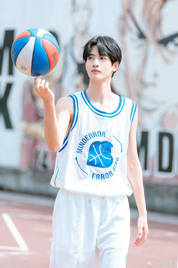 17美图:秦岚 任豪 肖战 檀健次 罗云熙 龚俊 张予曦 唐嫣 李易峰