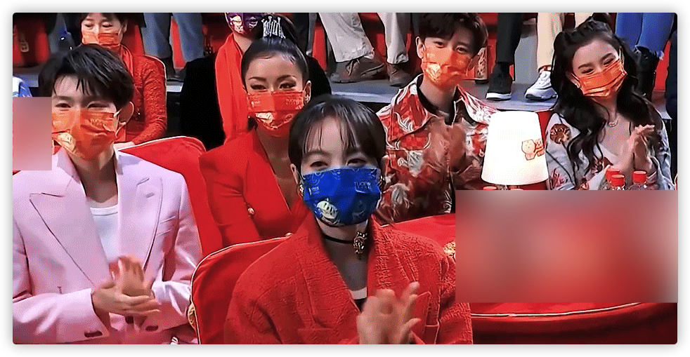 虎年春晚台下明星：王源吉克隽逸挤一把椅子，陈宝国隔口罩抠鼻子
