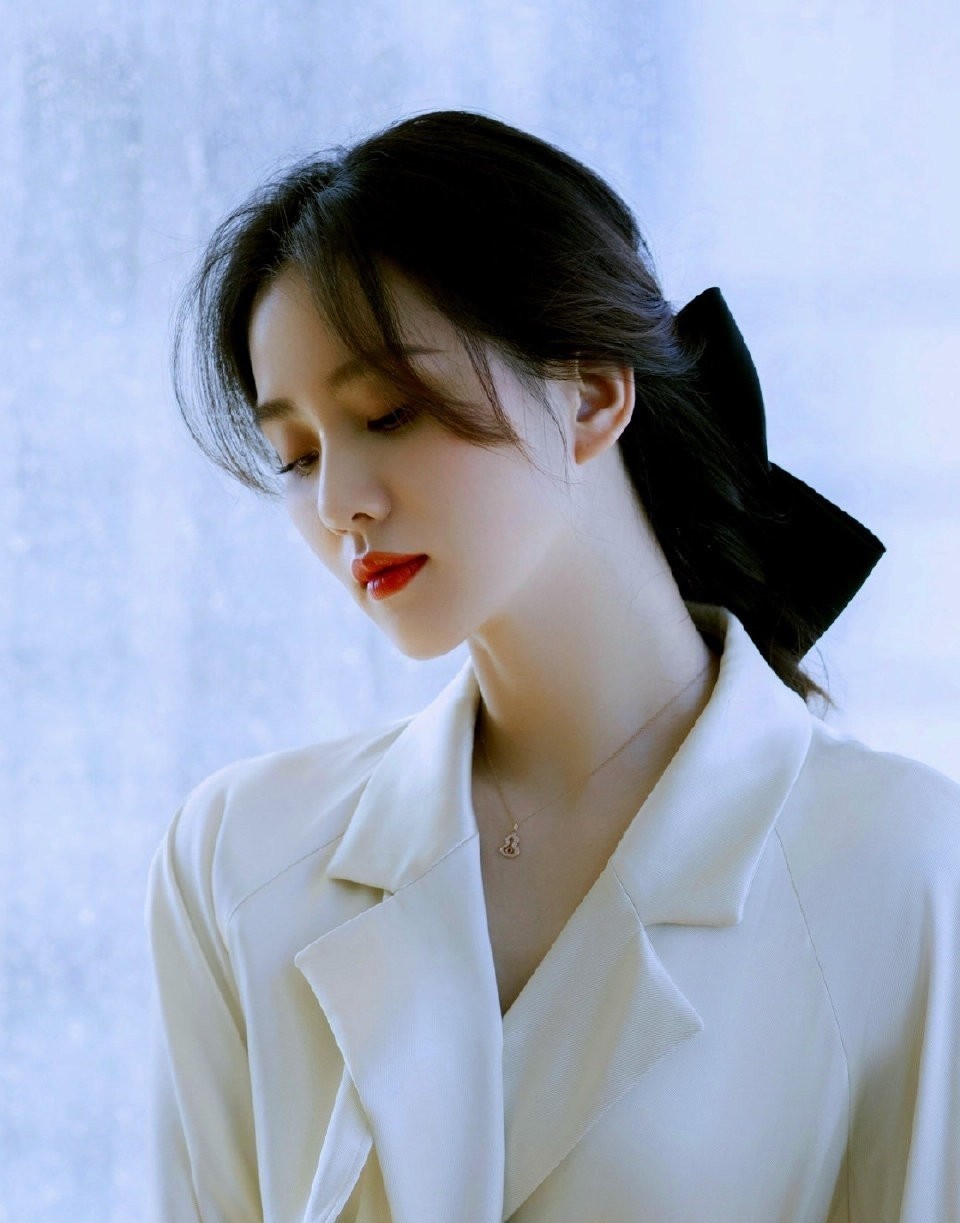 同样是“齐耳短发”，杨紫清爽减龄，迪丽热巴让人不忍直视