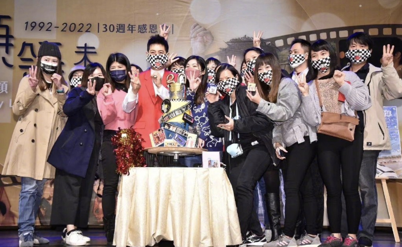 林志颖回母校庆祝出道30周年，学弟学妹们伴舞，站满楼道人气超高