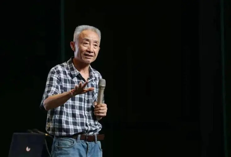 有一次在讲座上，戴老师正在讲李白和杜甫，有女同学问他李白和杜甫，谁更胜一筹？