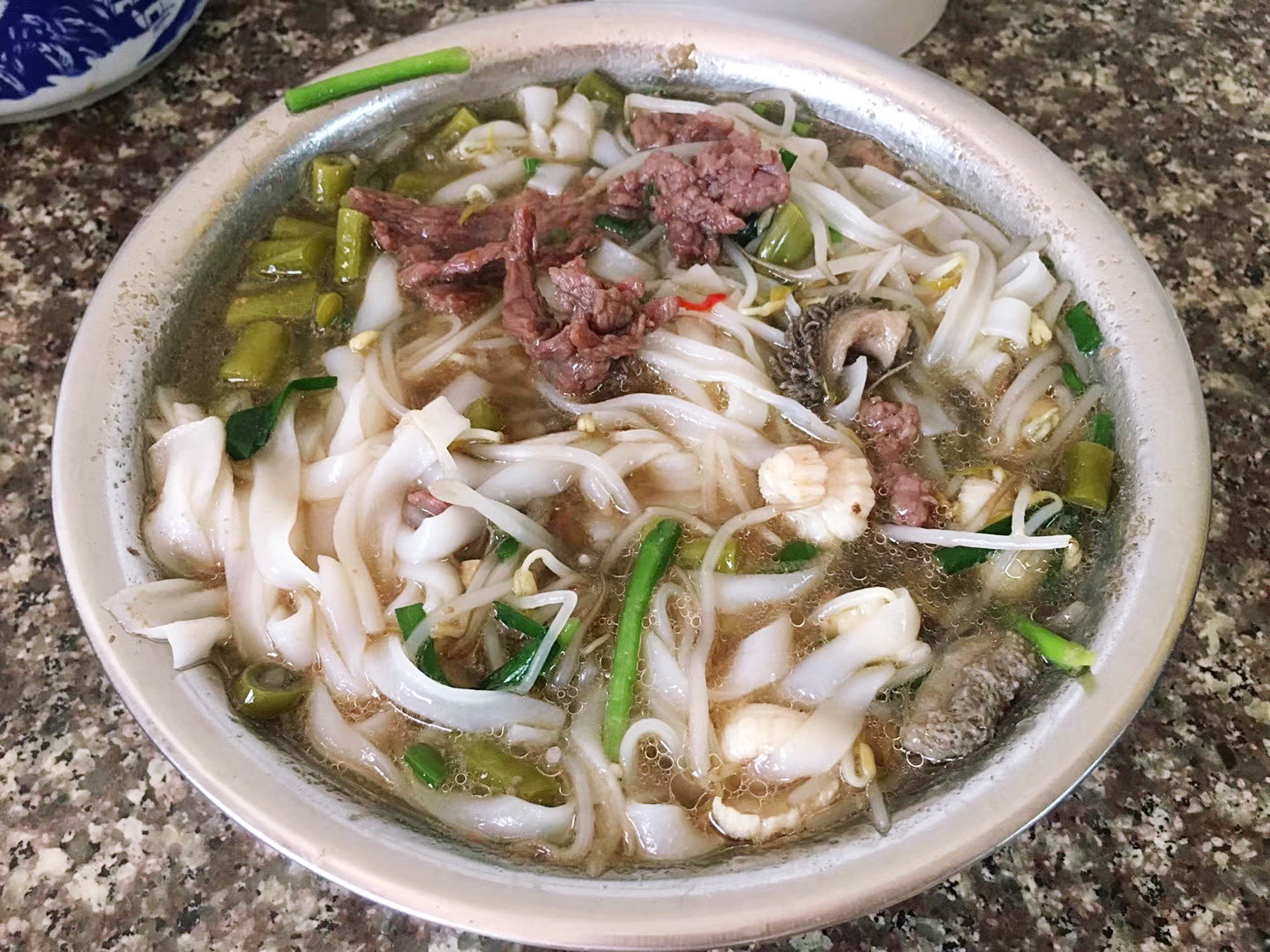 口西北处25米推荐:老友牛杂粉这也是一家有20多年历史的老友粉店了,他