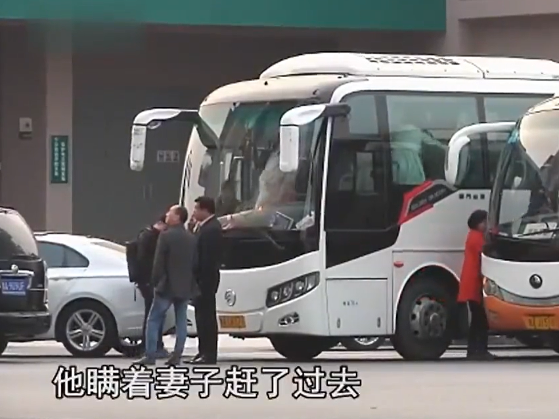 16年大学生误入歧途，被逼上绝路从8楼跳下，一段短信让父亲崩溃