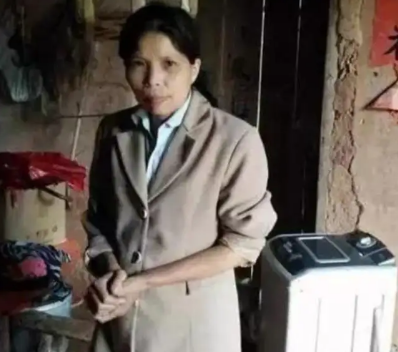 人大学霸伍继红：失业、嫁光棍、生6娃、成低保户，谁毁了她？