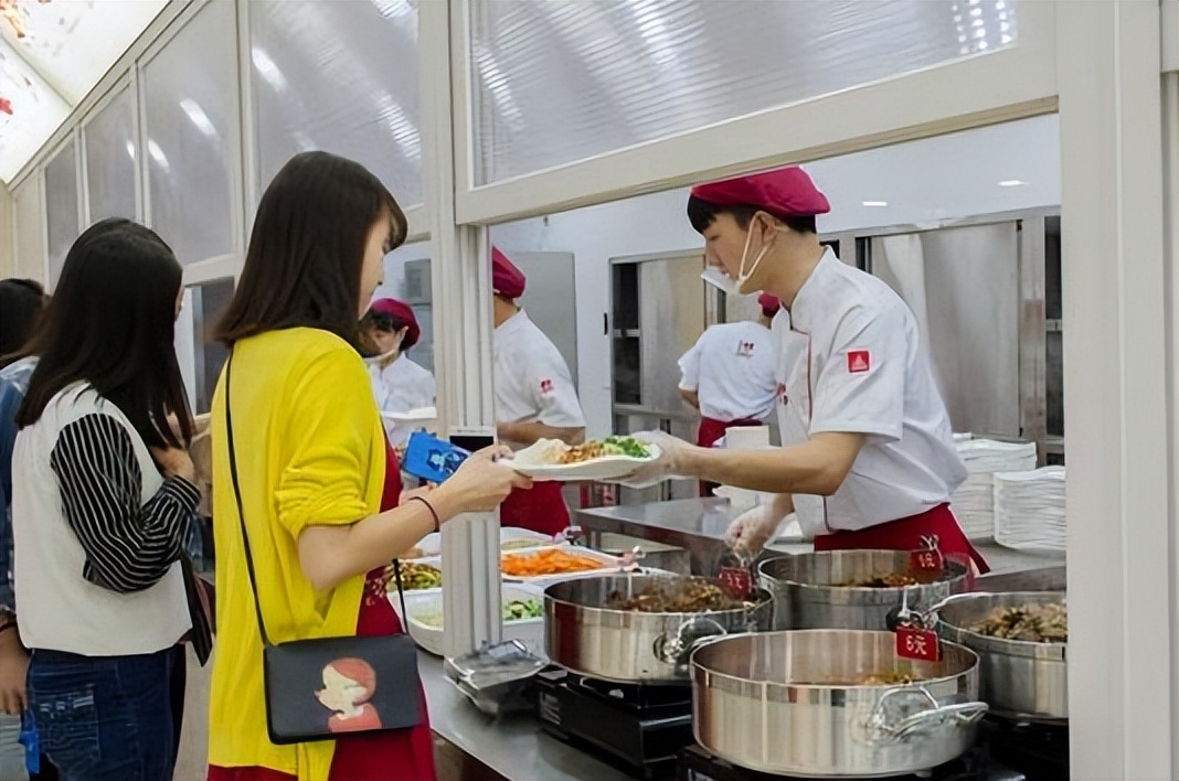 “第九大菜系”重现大学食堂，学生有苦难言，多希望阿姨抖两下