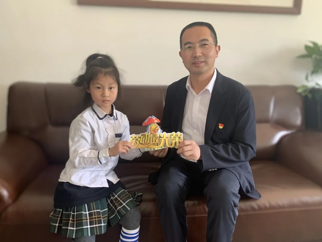南湖小学一年级结合学生实际情况开展丰富多彩的劳动教育实践活动