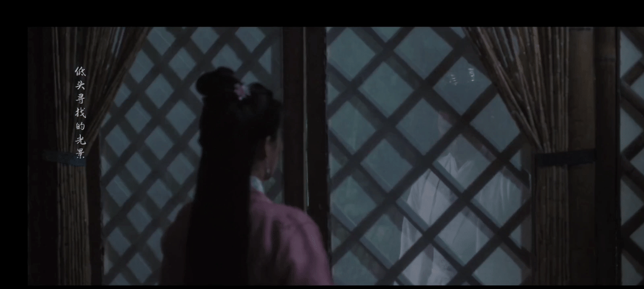 #任嘉伦#皇叔打伞☔的这两个镜头很赞