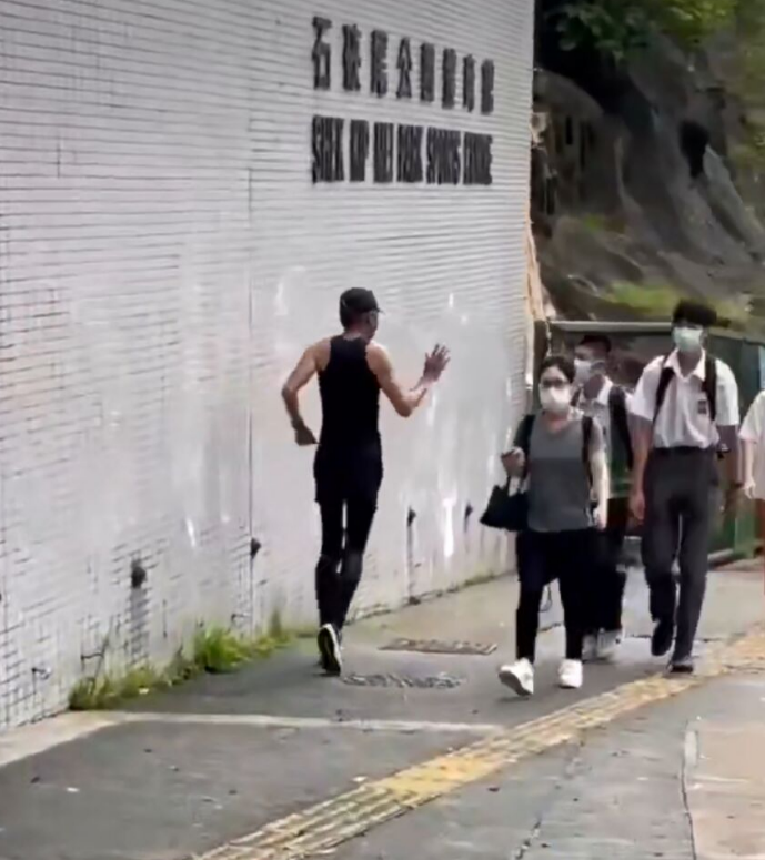 明明是50多岁的大叔，却把自己活成20岁的小伙，这些男星，我服