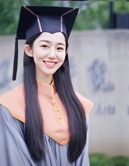 中央美院的“国风学士服”火了，风格唯美而庄严，尽显华夏风姿