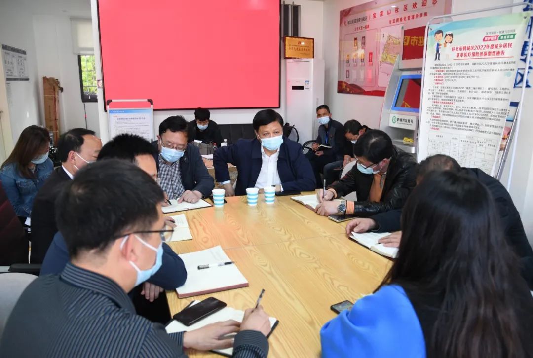 李万千在宝家山社区督导疫情防控工作时指出 强化路地协同联动筑牢疫情防控屏障