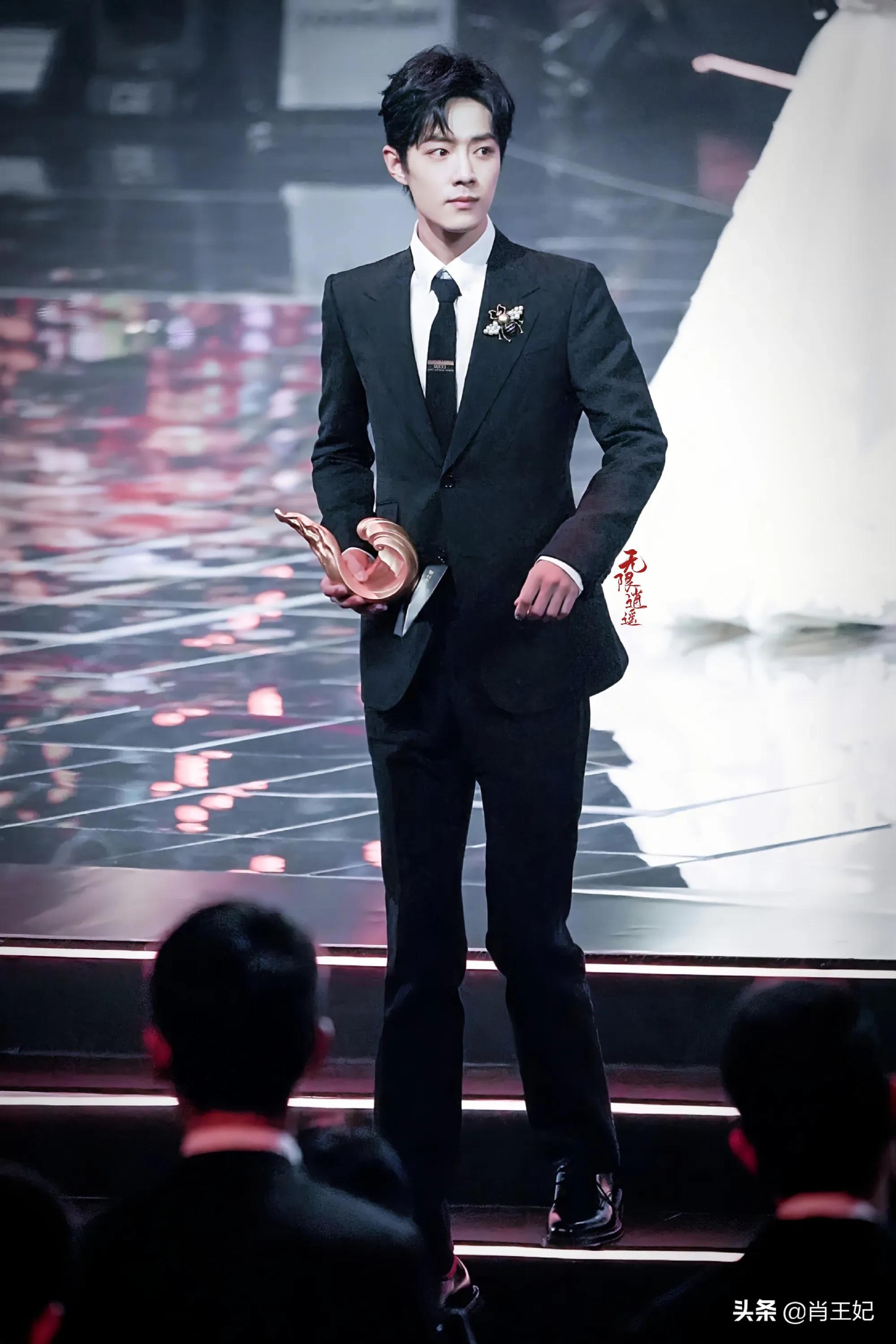 肖战他可真帅啊,帅到没边呀,这身材比例可太完美了