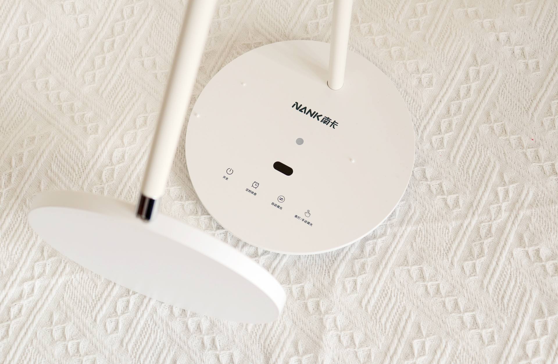 专为孩子设计，保护孩子视力—南卡-L1护眼台灯