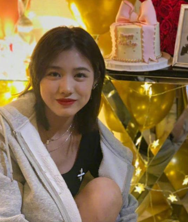 汪峰女儿晒热舞视频，17岁身材火辣舞姿曼妙，穿露脐装秀纤细腰肢