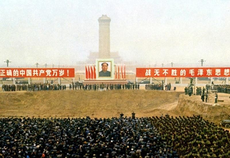 1976年毛主席逝世，华国锋召开紧急会议：有三个问题急需解决