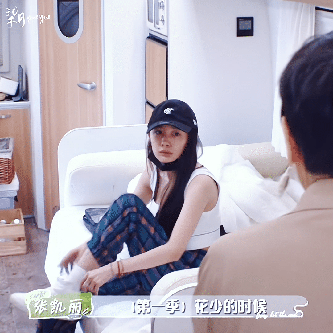 杨幂参加综艺好真实呀 素颜出镜开沙滩车