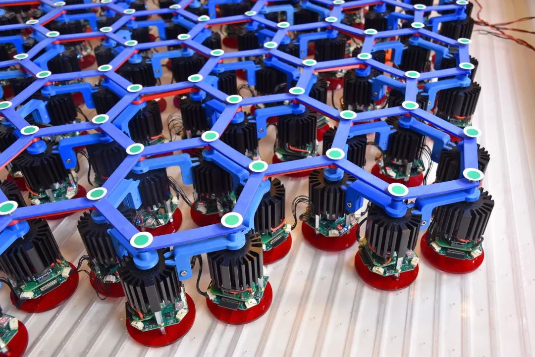 由“奇异物质”制成的轮子能够自动上坡，有点像动物的本能