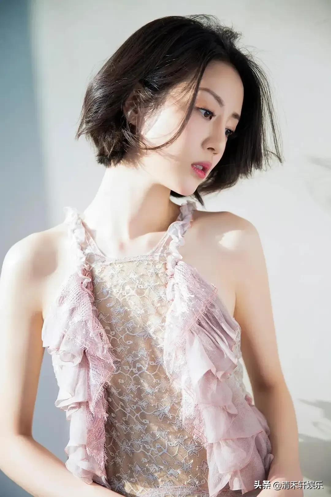 李溪芮穿黑色裙子，更妩媚动人一些。她的美貌，超治愈不开心