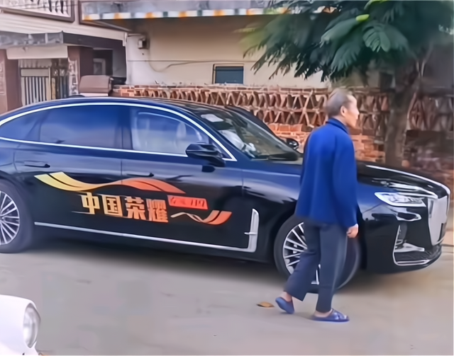 恭喜！全红婵大哥开50万豪车曝光：红姐的车放院子里，爷爷盯着看