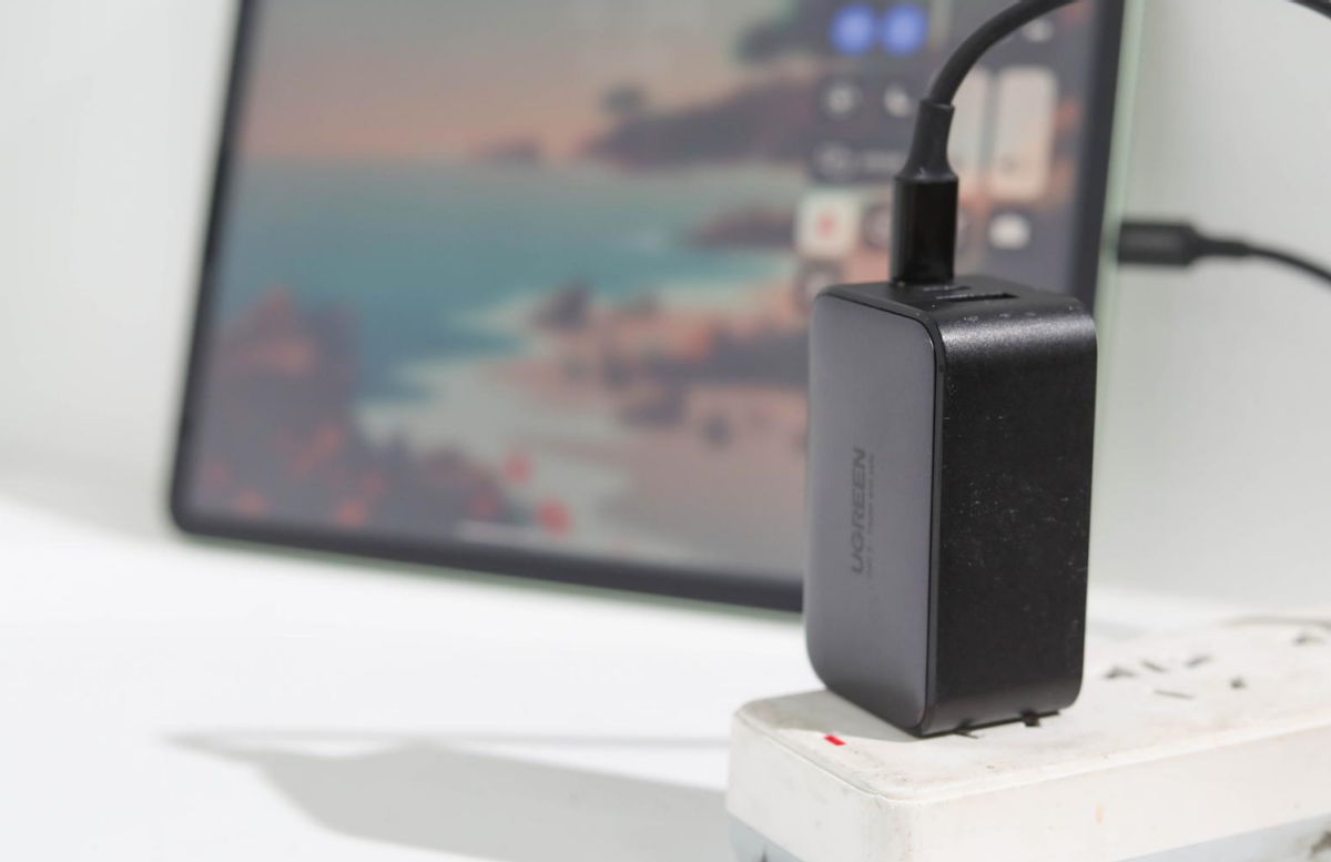 没错，它宛若口红般大小却一个顶三，全能又迷你，后悔入手晚了