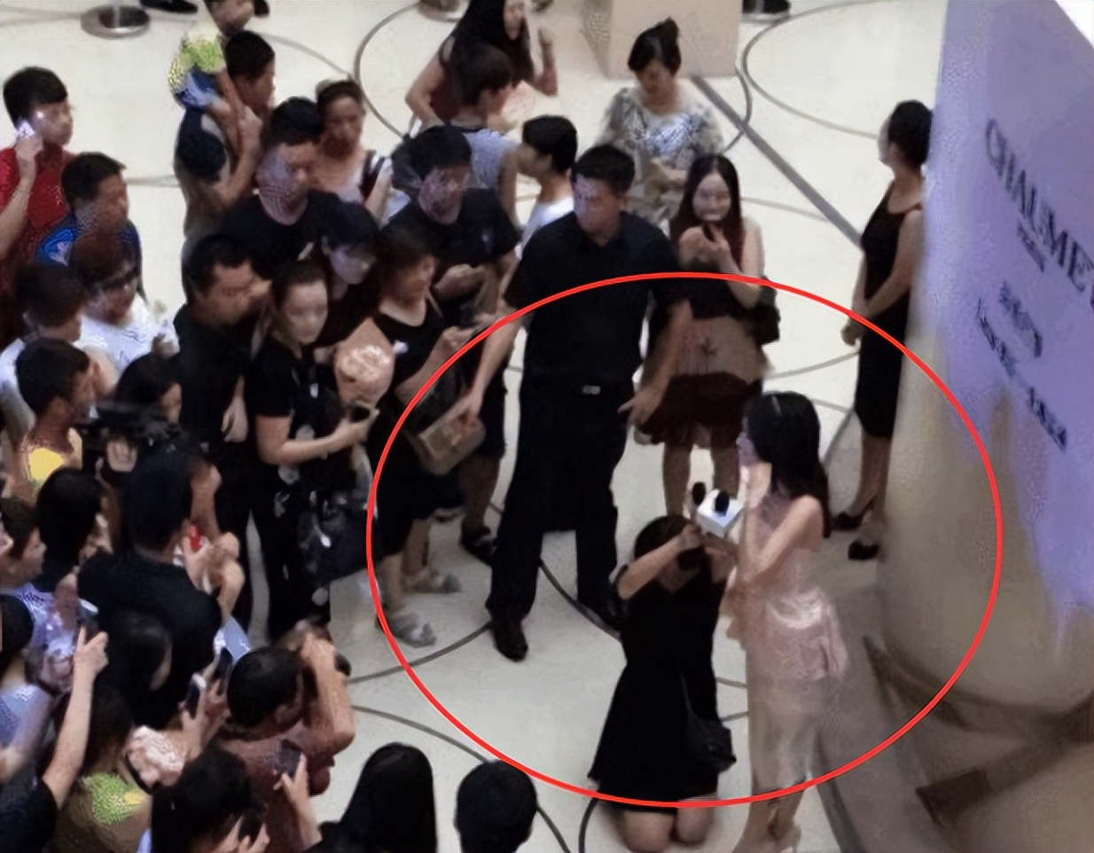 李小璐现身酒吧被批，穿着清凉露出大白腿，俩助理蹲地上为其穿鞋