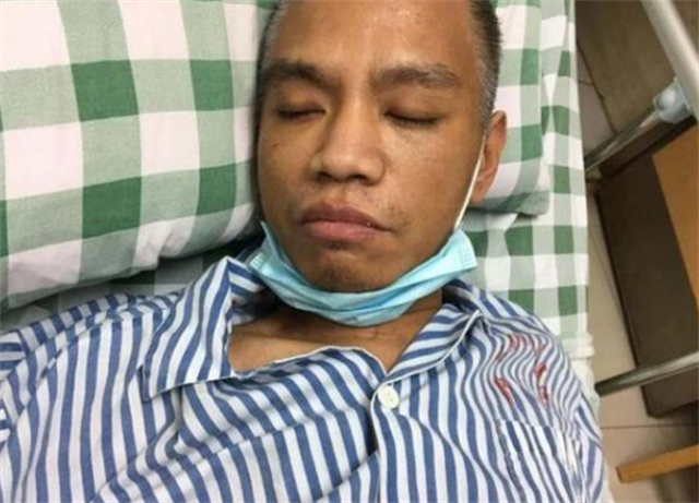 医科大大学生，因学费不足在外流浪16年，回到家后母亲早已疯癫