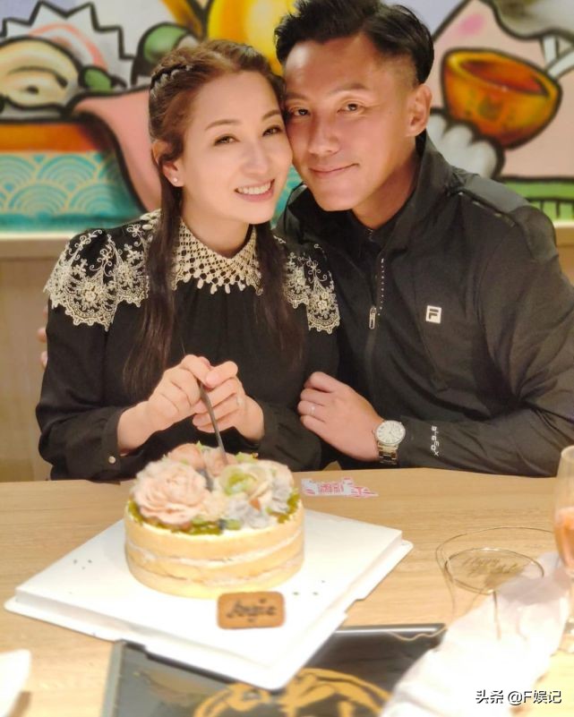 TVB男艺人张颖康一家人为太太庆生 主动亲吻麦雅致脸颊很恩爱