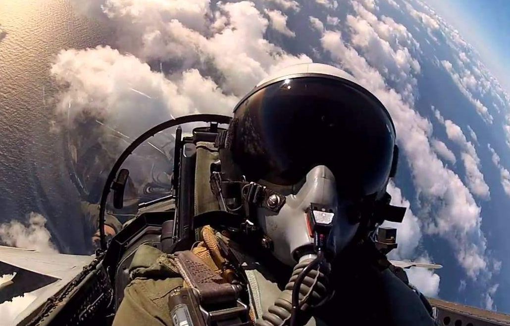 美国飞行员:150小时