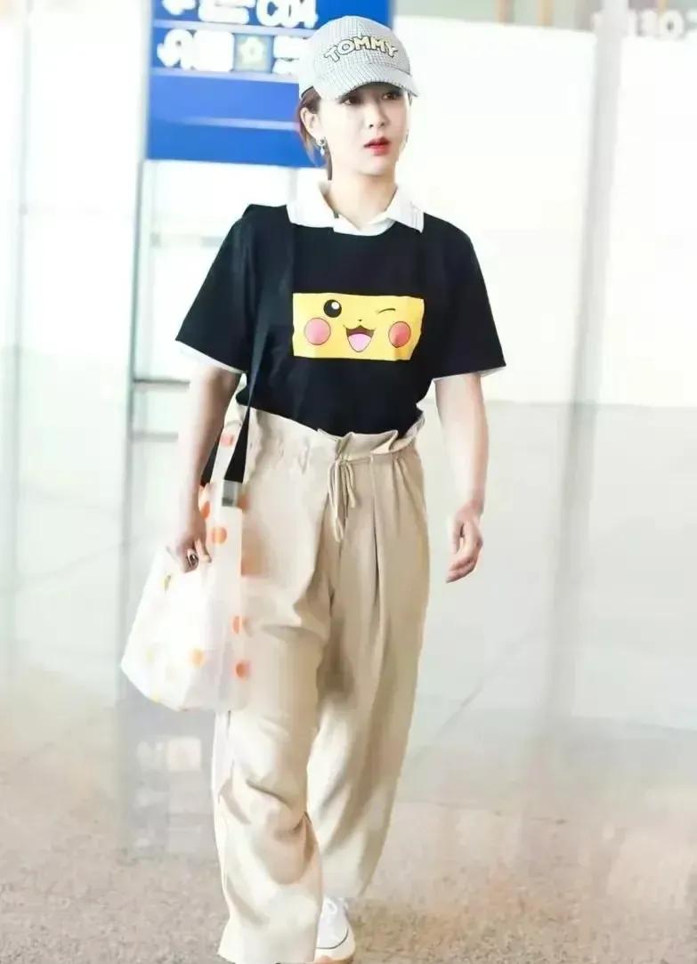 杨紫的黑T太可爱了吧，搭配卡其色裤子、棒球帽，高级又时尚