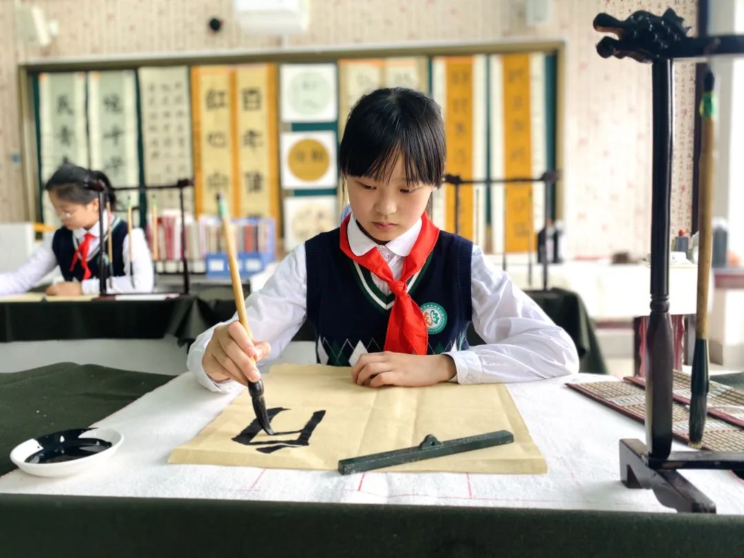 四川天府新区南湖小学“第二届蛋糕盘上的书法作品”比赛圆满结束