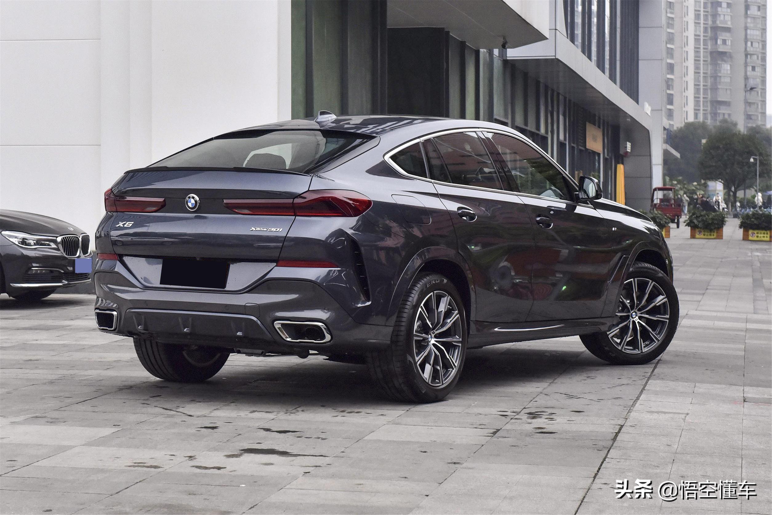 新款宝马x6和现款再外观上几乎保持一直,依旧是霸气凌厉的外观风格