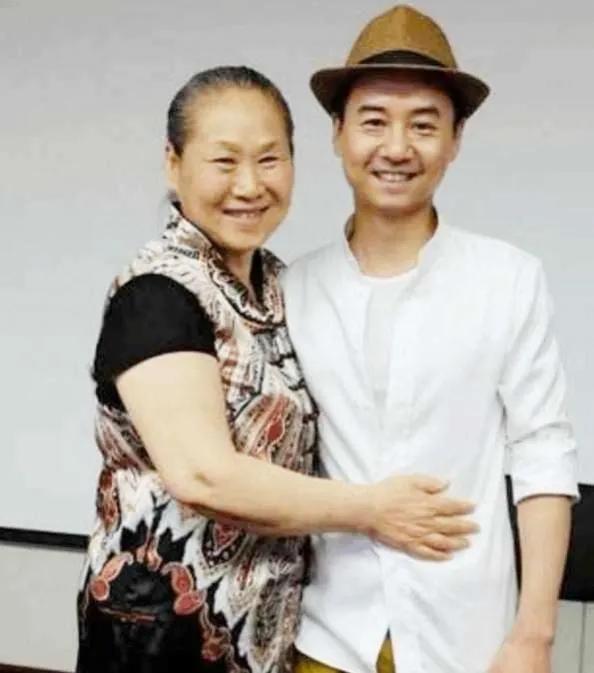 演员毛孩：用前途换母亲余生快乐，母亲火了我没戏拍，也无怨无悔