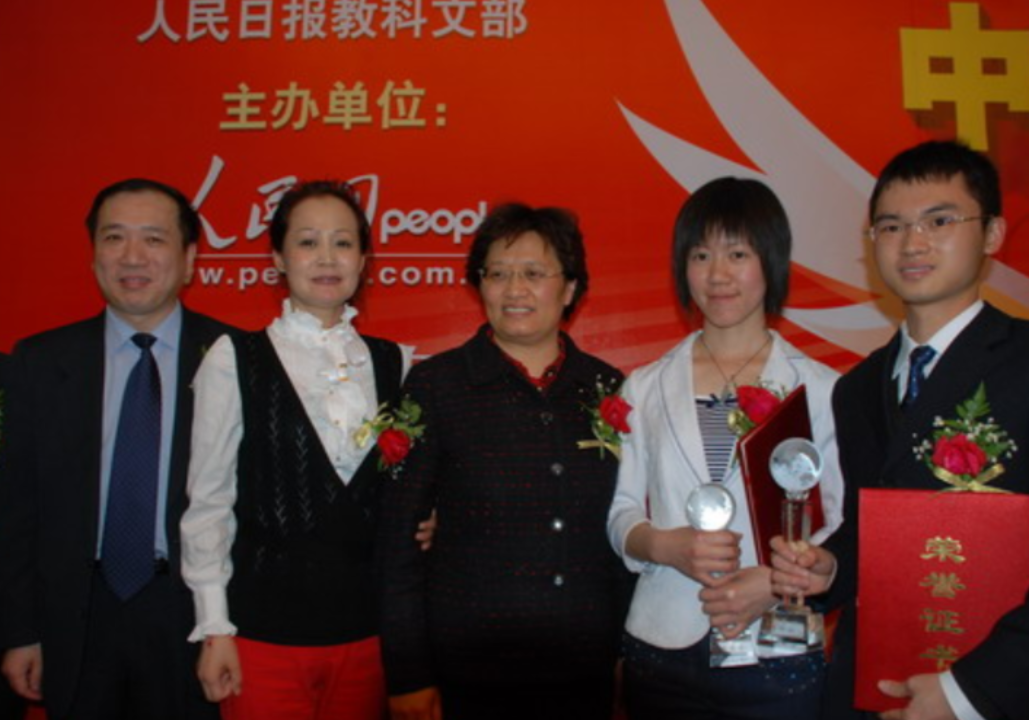 17年前，与瘫痪父亲相依为命，高考763分的广西女孩，现状如何？