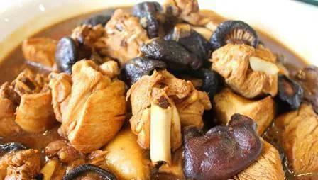 炖鸡块，鸡块焯水就错了，难怪腥气发柴不好吃，大厨：这样做才对