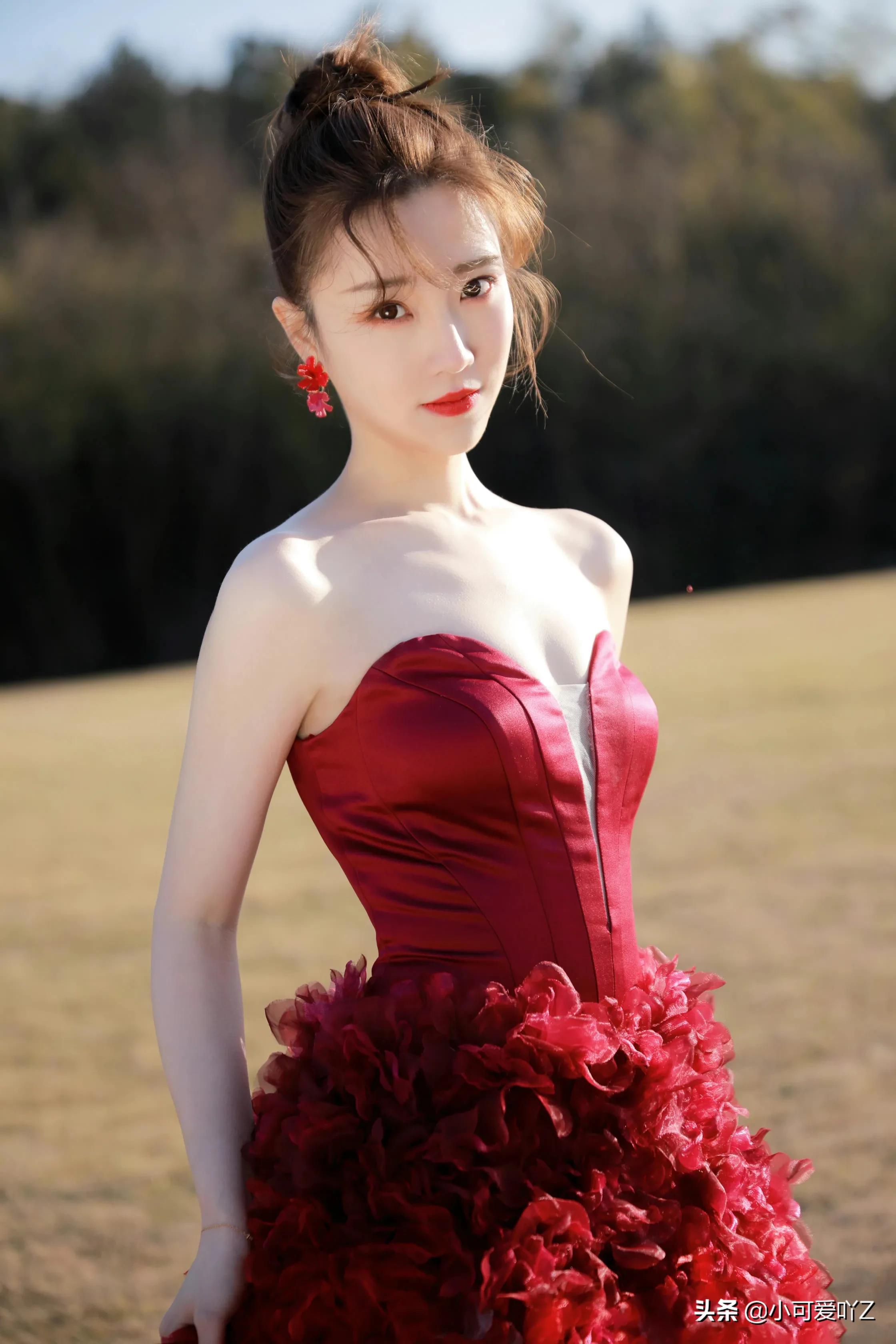 张纯烨，红粉蓝绿黑裙装，各有各的惊艳美丽