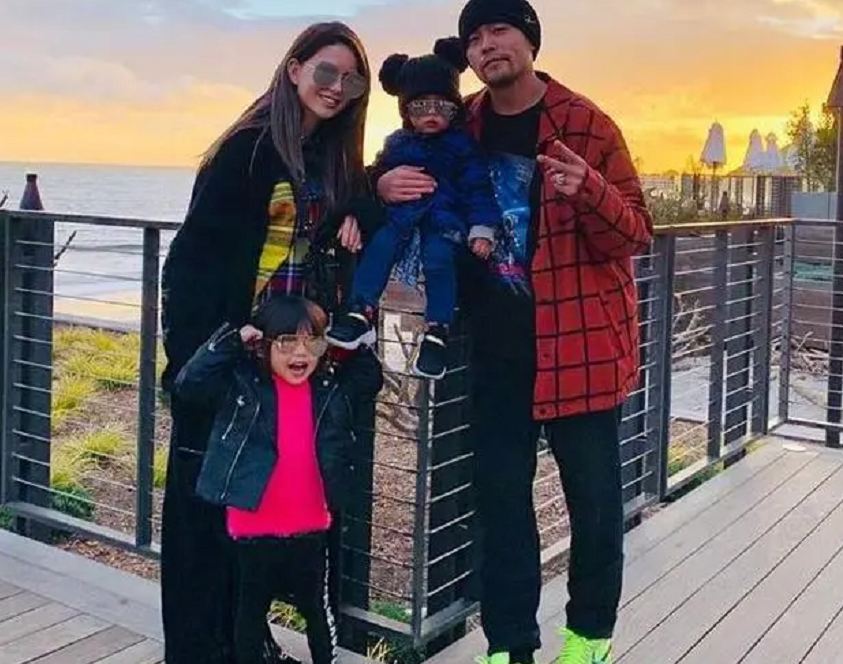 周杰伦官宣三胎，网友调侃生的孩子比发的歌都多，催促其快出专辑