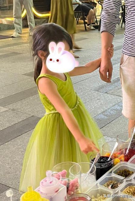 王大治带女儿吃路边摊，身材发福肚腩明显，胡子拉碴状态显油腻