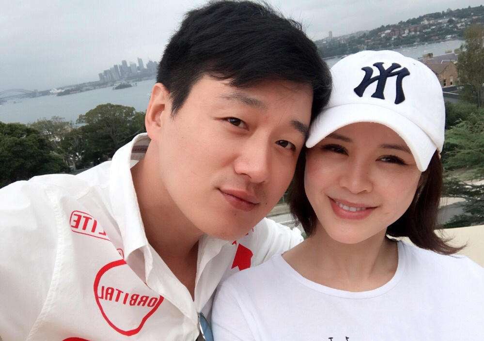 6位娱圈明星夫妻，从校服到婚纱，个个娶初恋，在一起最长40年