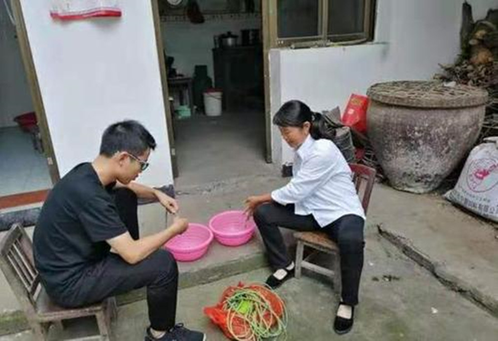 “寒门学子”江群：一家6口靠母亲养活，高考681分圆梦清华