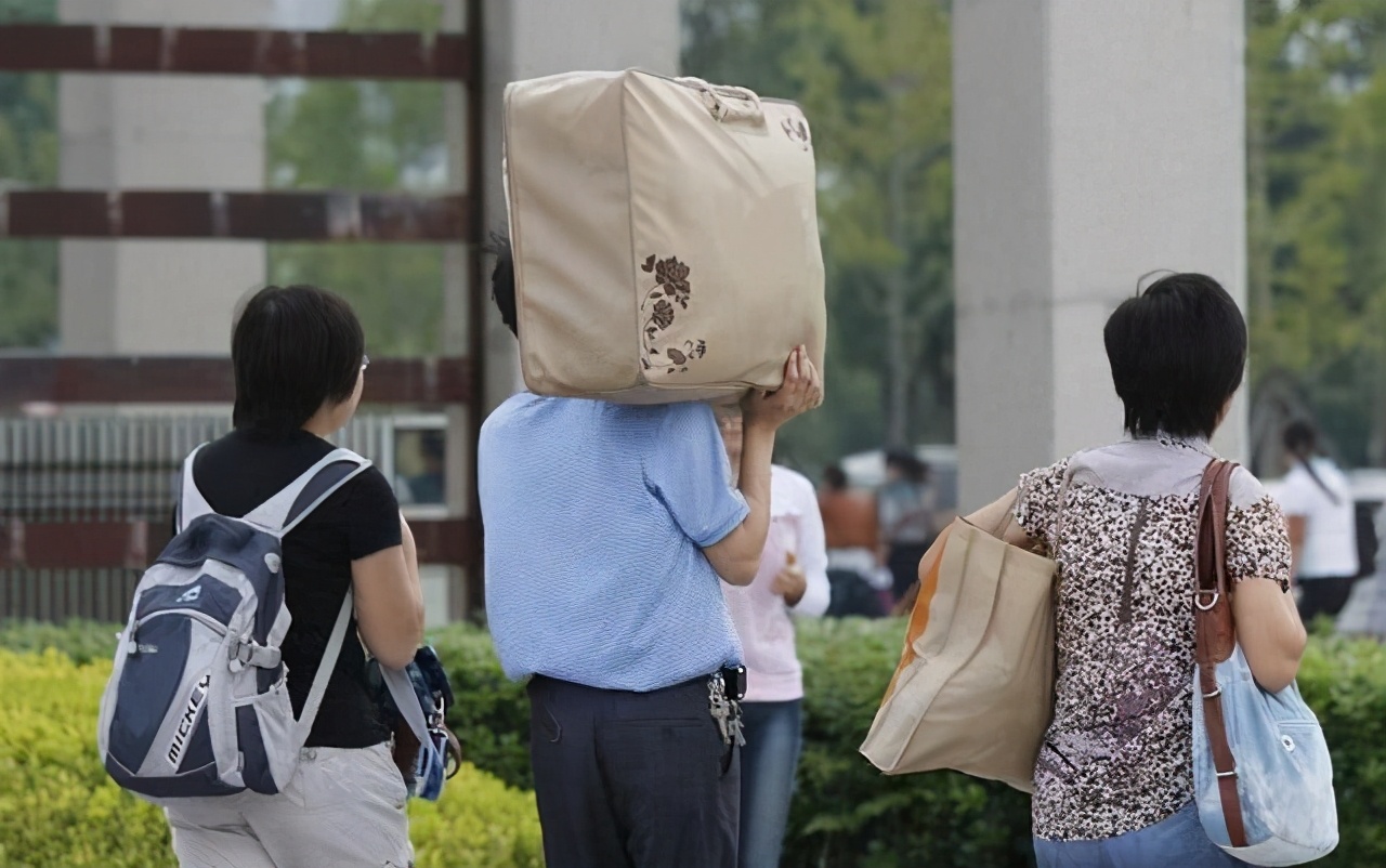 大学宿舍4人间如何选“床位”？过来人给出建议，选对床位很重要