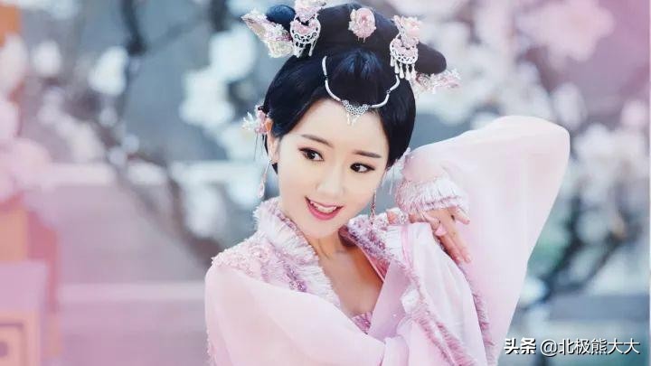 毛晓彤：曾被父亲抛弃扔进垃圾桶，成名后父亲向她要5000万赡养费